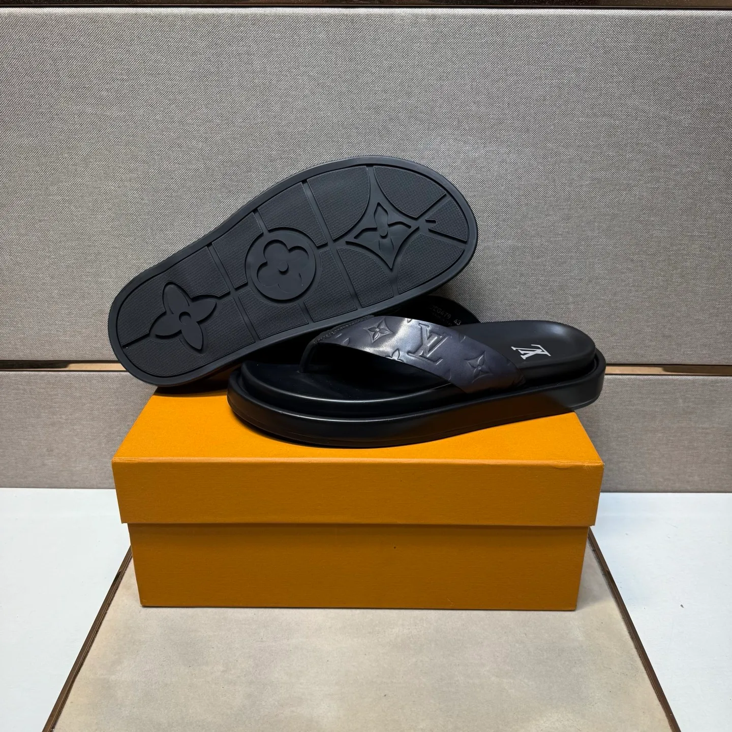 ⬛️Men's shoes 💰p400 [LV～] Men's casual slippers 2025z cabinet sales simultaneously 🔶Size: 39-44#️⃣ 🔷4 colors🔜The upper is made of cowhide stitching➕Genuine leather lining, comfortable and breathable, sole: original comfortable and wear-resistant outsole, ⚠️Real 📱Photographed🎬The real thing is better📢📢📢
